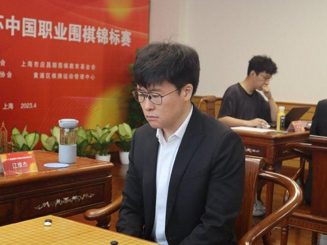 话音未落，她又慌忙掏出手机，嘴里冷笑道：我要全程拍视频发到短视频平台上，让大家都看看，昔日风头无俩的校花克劳迪娅，现在是个什么鬼样子。